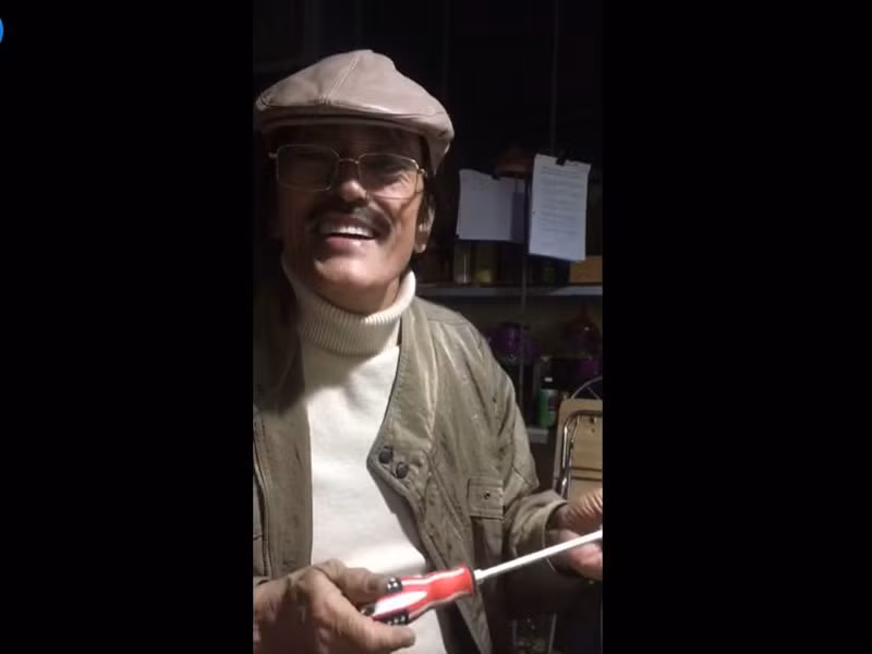 Hình ảnh Giang Còi vui vẻ sửa chữa đồ.