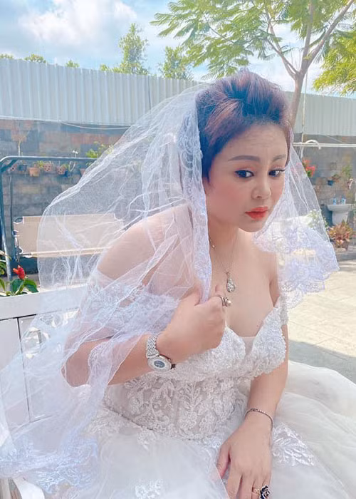 Nữ nghệ sĩ hài cho biết, cô dao kéo là để bản thân hoàn hảo hơn chứ không phải đã đẹp rồi nhưng vẫn cố tình chỉnh sửa.