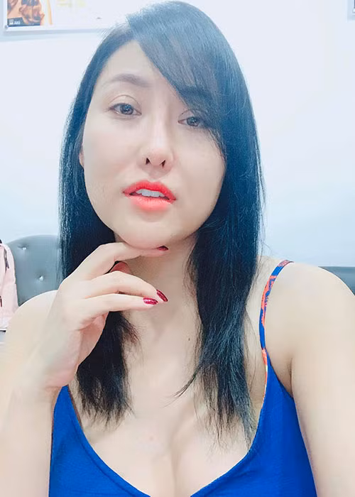 Phi Thanh Vân chăm mặc đầm trễ nải tôn vòng một gợi cảm.