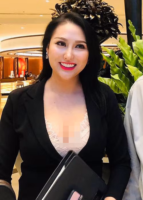 Vì trải qua nhiều ca phẫu thuật thẩm mỹ, Phi Thanh Vân được mệnh danh là "nữ hoàng dao kéo" của showbiz Việt.