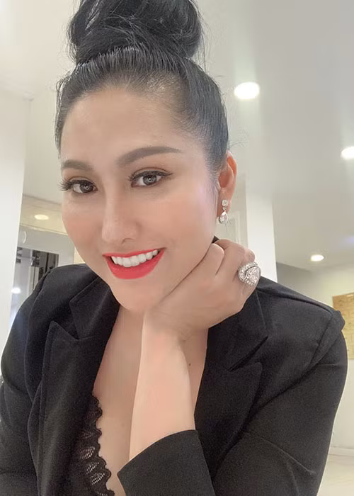 Không ít lần bà mẹ một con mặc hở bạo, vòng một như muốn trào ra khiến nhiều người nhức mắt.