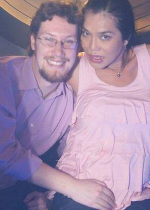 Hôn nhân của Cindy Thái Tài cũng không viên mãn. Sau 3 lần cưới, cô tìm được bến đỗ bình yên bên người chồng thứ 4. Không may, người bạn đời của Cindy Thái Tài bị ung thư rồi qua đời. Đến nay, cô không thể yêu ai vì vẫn nhớ chồng cũ. Ảnh: Khám phá