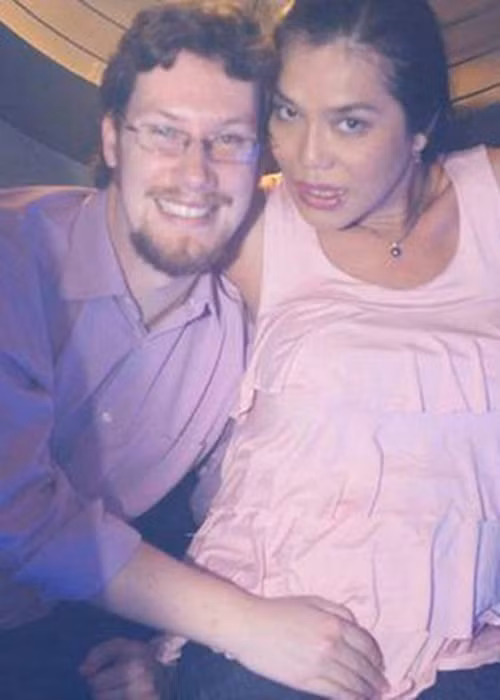 Hôn nhân của Cindy Thái Tài cũng không viên mãn. Sau 3 lần cưới, cô tìm được bến đỗ bình yên bên người chồng thứ 4. Không may, người bạn đời của Cindy Thái Tài bị ung thư rồi qua đời. Đến nay, cô không thể yêu ai vì vẫn nhớ chồng cũ. Ảnh: Khám phá