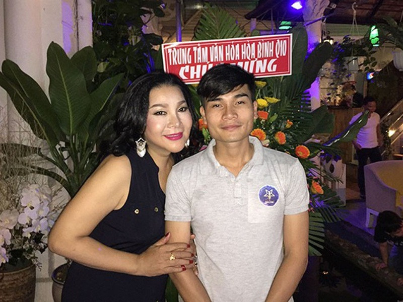 Sau cuộc hôn nhân ngắn ngủi với một chàng trai ở Hải Dương, Lê Duy nên duyên với đạo diễn Hiếu Trần. Năm 2018, Hiếu Trần bất ngờ kết hôn với ca sĩ Hồng Hạnh, khẳng định giữa tình yêu hơn 10 năm của anh và Lê Duy chỉ là một vở kịch.