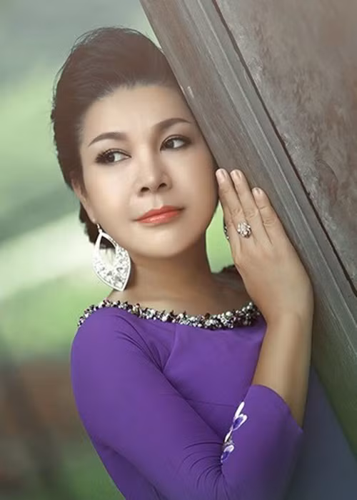 Lê Duy không lên tiếng về chia sẻ của Hiếu Trần. Sau đó, mỹ nhân chuyển giới này yêu một chàng trai kém gần 20 tuổi, đẹp trai, xuất thân giàu có. Thế nhưng, không lâu sau đó, Lê Duy lại xác nhận độc thân. Ảnh: Thế giới trẻ