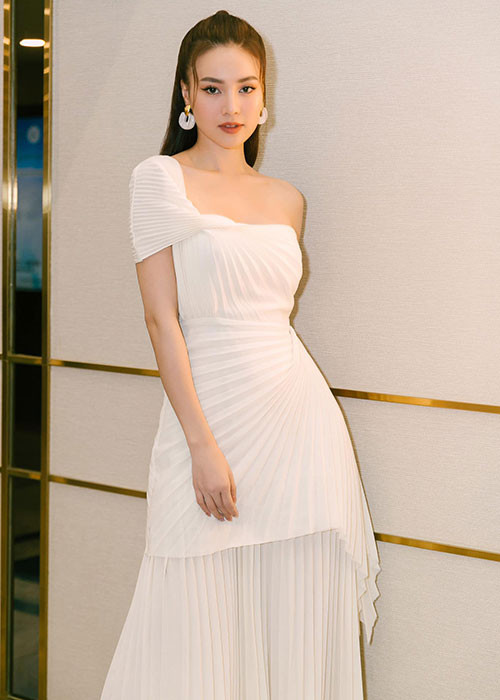 Việc Lan Ngọc nhanh chóng phản hồi tin đồn lộ clip nhạy cảm được khán giả ủng hộ. Thực tế, đây không phải là lần đầu tiên Lan Ngọc vướng tin đồn thất thiệt.