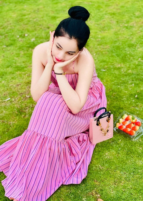 Chân dài sinh năm 2002 ngày càng xinh đẹp.