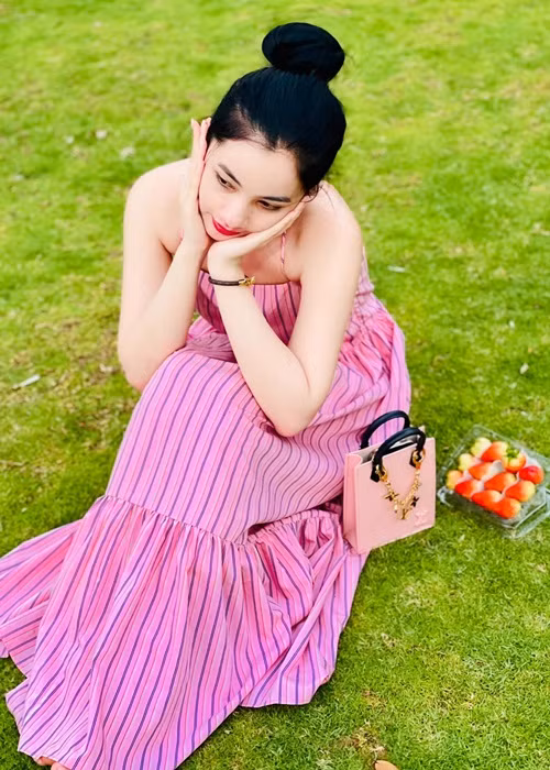 Chân dài sinh năm 2002 ngày càng xinh đẹp.