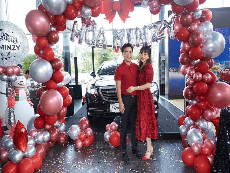 Cùng với sự nghiệp thăng hoa ở tuổi 26, Hòa Minzy khiến nhiều người ghen tỵ bởi cuộc sống hạnh phúc bên doanh nhân Minh Hải. Cả hai có con chung nhưng chưa tổ chức đám cưới.