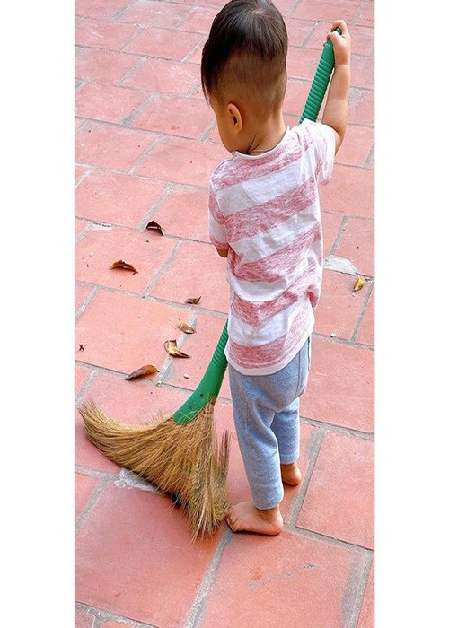 Hòa Minzy không khoe ảnh cận mặt quý tử bởi sợ sẽ không giữ được bình tĩnh trước những bình luận kém duyên về con. Nữ ca sĩ nhấn mạnh cô giấu con không phải vì nghĩ bản thân là ngôi sao lớn, con trai nổi tiếng. "Đơn giản em nghĩ đến con em và sợ vài người vô duyên trên đời thôi ạ", Hòa Minzy phân trần.