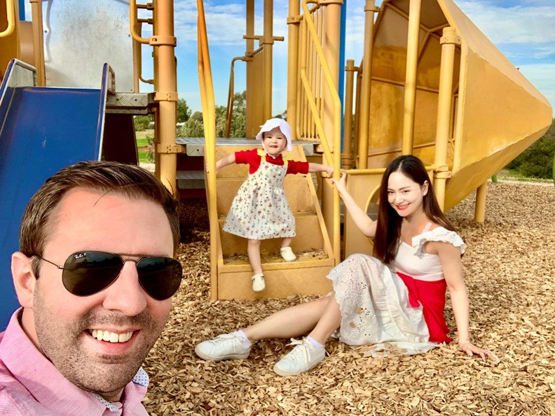 Lan Phương cũng may mắn khi không phải làm dâu. "Bố mẹ chồng đều là người phương Tây nên văn hoá họ rất khác với phương Đông mình. Bố mẹ chồng không bao giờ đòi hỏi tôi phải làm việc này, việc kia, thậm chí buổi tối cũng không cần mình phải lo cơm nước. Ông bà sẵn lòng làm tất cả mọi việc để chăm bé, có lẽ mỗi việc cho bé bú thì ông bà không làm được thôi", cô cho hay.