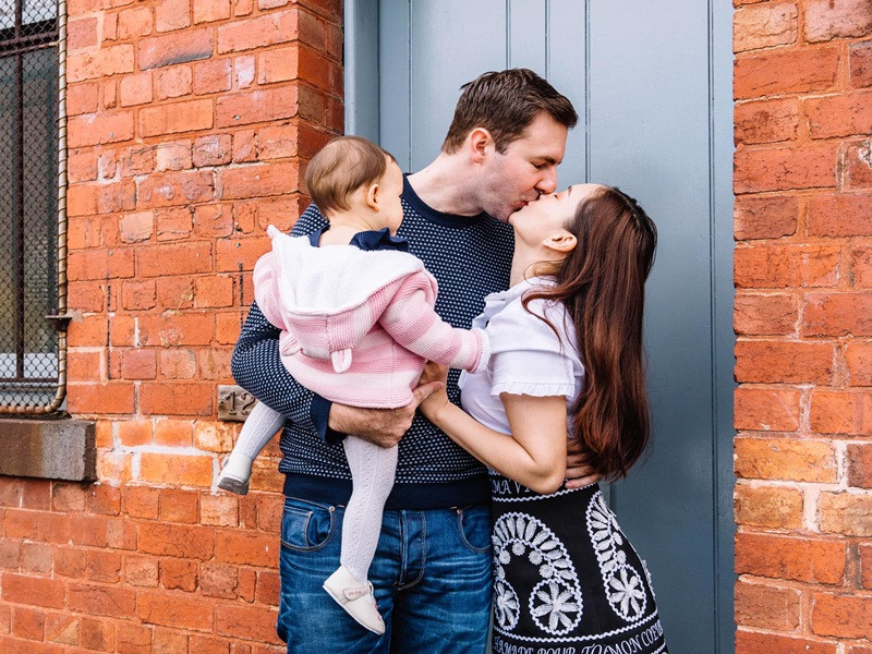 "Gia đình tôi chưa bao giờ to tiếng hay bất đồng gì nghiêm trọng. Có được điều đó vì cả hai chúng tôi đều không đặt cái tôi của mình quá cao. Chúng tôi cố gắng đặt mình vào vị trí của người kia để hiểu và thông cảm. Chúng tôi luôn tôn trọng và lắng nghe những suy nghĩ, mong muốn của nhau", nữ diễn viên phim "Bố già" cho hay.