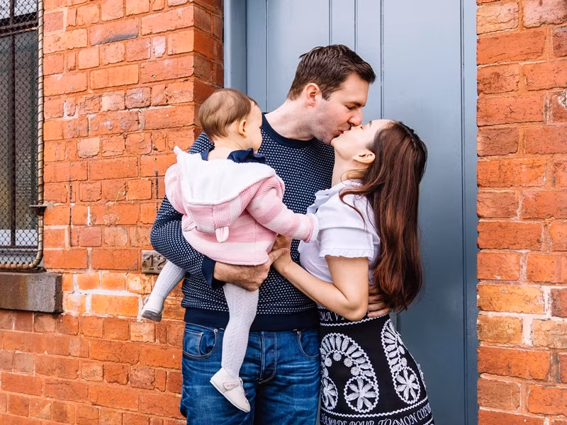 "Gia đình tôi chưa bao giờ to tiếng hay bất đồng gì nghiêm trọng. Có được điều đó vì cả hai chúng tôi đều không đặt cái tôi của mình quá cao. Chúng tôi cố gắng đặt mình vào vị trí của người kia để hiểu và thông cảm. Chúng tôi luôn tôn trọng và lắng nghe những suy nghĩ, mong muốn của nhau", nữ diễn viên phim "Bố già" cho hay.