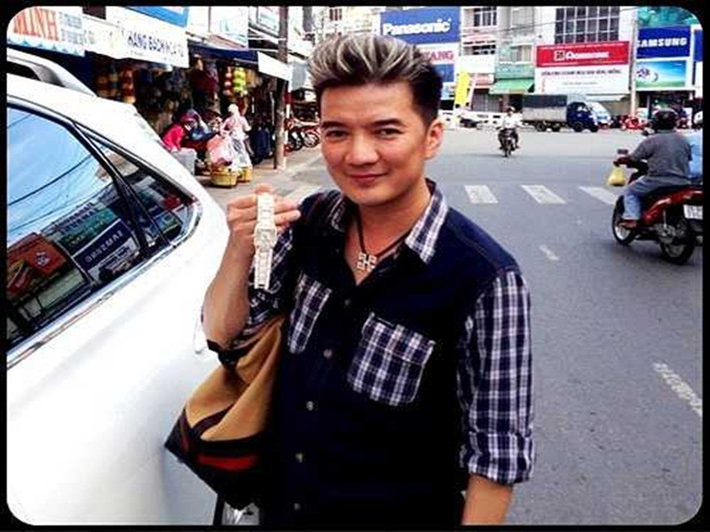 Năm 2013, Đàm Vĩnh Hưng một lần nữa tá hỏa khi phát hiện mất chiếc đồng hồ nạm kim cương trị giá 2 tỷ đồng trong một chuyến lưu diễn tại Bạc Liêu. May mắn, sau khi đăng tải tâm thư, nam ca sĩ được một người yêu cầu chuộc lại chiếc đồng hồ.