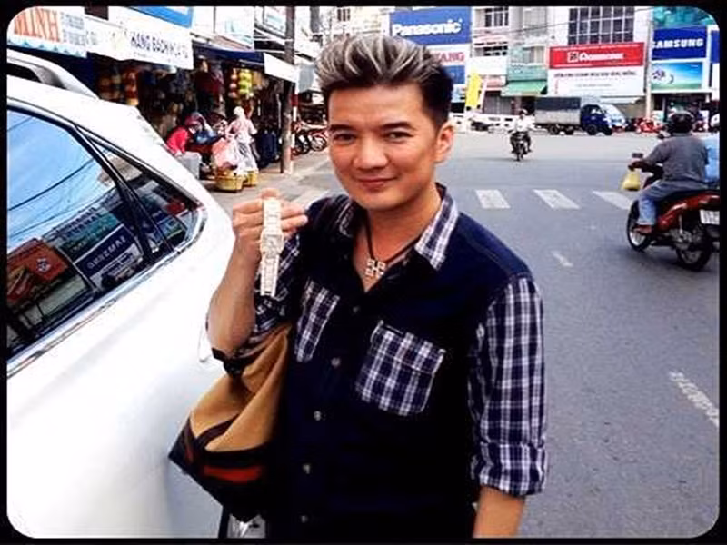 Năm 2013, Đàm Vĩnh Hưng một lần nữa tá hỏa khi phát hiện mất chiếc đồng hồ nạm kim cương trị giá 2 tỷ đồng trong một chuyến lưu diễn tại Bạc Liêu. May mắn, sau khi đăng tải tâm thư, nam ca sĩ được một người yêu cầu chuộc lại chiếc đồng hồ.