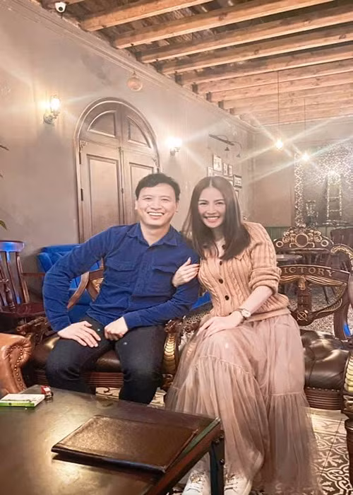 Cả hai hẹn hò vào năm 2019 đến cuối năm 2020 mới công khai chuyện tình cảm.