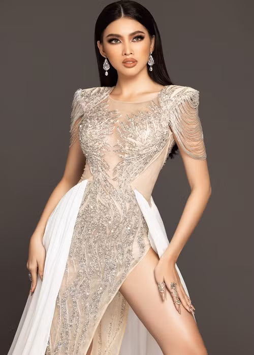 Điểm nhấn của bộ trang phục là phần tà bay bổng, dễ tạo hiệu ứng tốt khi trình diễn trên sân khấu. Ngoài ra, váy được đính kết bằng đá và nhiều chất liệu lấp lánh khác.