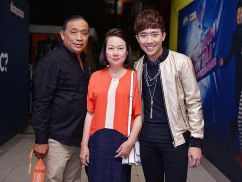Bố ruột của Trấn Thành vất vả nuôi gia đình. Trấn Thành từng tiết lộ bố của anh từng làm nghề chạy xe máy giao hàng, với số đơn hàng lớn mỗi ngày nhưng tiền thu về rất ít ỏi. Để đủ tiền lo liệu cho gia đình, bố Trấn Thành còn làm thêm nhiều nghề, từ vác bao tải đến sửa máy công nghiệp. Ông vất vả vì muốn các con được học hành đến nơi đến chốn. Ảnh: Zing