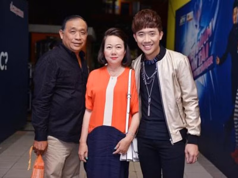 Bố ruột của Trấn Thành vất vả nuôi gia đình. Trấn Thành từng tiết lộ bố của anh từng làm nghề chạy xe máy giao hàng, với số đơn hàng lớn mỗi ngày nhưng tiền thu về rất ít ỏi. Để đủ tiền lo liệu cho gia đình, bố Trấn Thành còn làm thêm nhiều nghề, từ vác bao tải đến sửa máy công nghiệp. Ông vất vả vì muốn các con được học hành đến nơi đến chốn. Ảnh: Zing