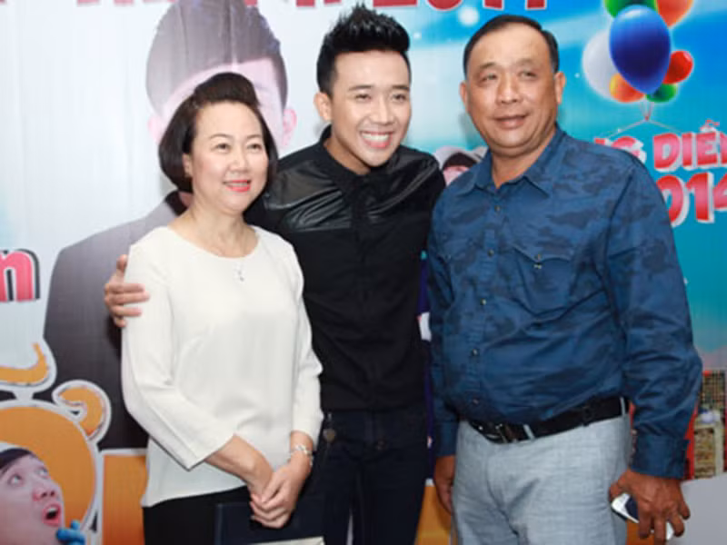 Trấn Thành cho biết, trong khi anh rất mau nước mắt thì bố của anh rất ít khi khóc. "Hôm qua, ba khóc nấc thành tiếng khi xem xong phim. Chưa bao giờ thấy ba khóc nhiều như vậy", Trấn Thành chia sẻ. Ảnh: Khám phá