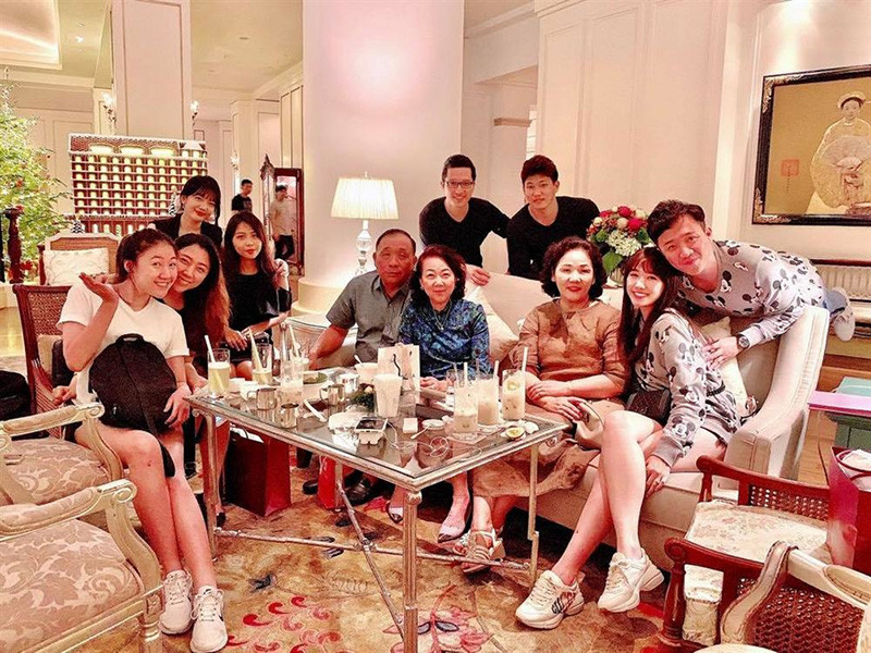 Bố mẹ Trấn Thành có cuộc hôn nhân hạnh phúc. Cả hai có 3 người con: 1 trai, 2 gái.