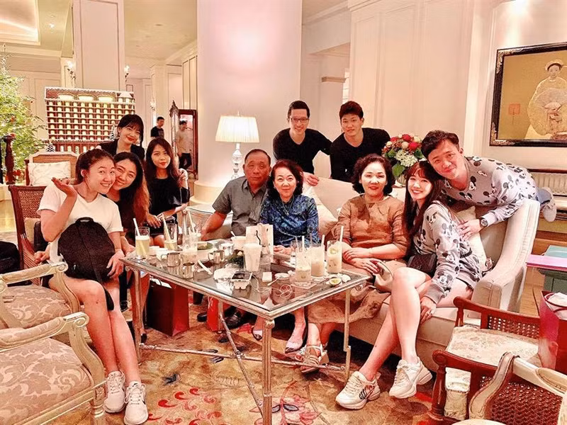 Bố mẹ Trấn Thành có cuộc hôn nhân hạnh phúc. Cả hai có 3 người con: 1 trai, 2 gái.