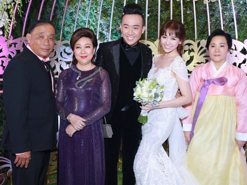 Ông Huỳnh Chấn Liêm từng 5 lần khóc vì Trấn Thành. Nam MC tiết lộ: “Lần 1: Thành ra đời. Lần 2: Thành mất dạy năm cấp 2. Lần 3: Thành đậu giải 3 MC. Lần 4: Thành cưới vợ. Lần 5: Trấn Thành làm phim Bố già”. Ảnh: Lao động