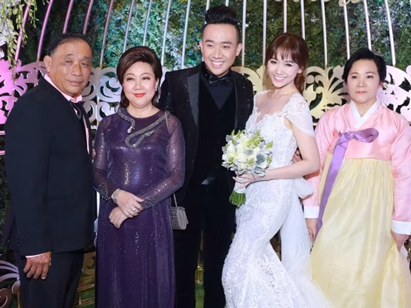 Ông Huỳnh Chấn Liêm từng 5 lần khóc vì Trấn Thành. Nam MC tiết lộ: “Lần 1: Thành ra đời. Lần 2: Thành mất dạy năm cấp 2. Lần 3: Thành đậu giải 3 MC. Lần 4: Thành cưới vợ. Lần 5: Trấn Thành làm phim Bố già”. Ảnh: Lao động