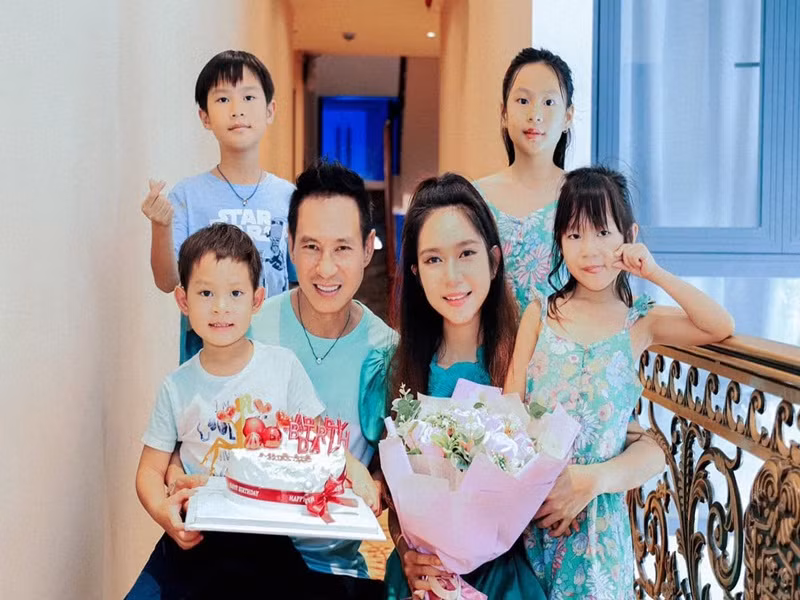 Minh Hà và Lý Hải đến nay sống chung được 11 năm. Cả hai không vướng bất kì điều tiếng gì về hôn nhân. Hiện tại, con lớn nhất của cặp đôi đã lên 10 tuổi, bé nhỏ nhất 5 tuổi.