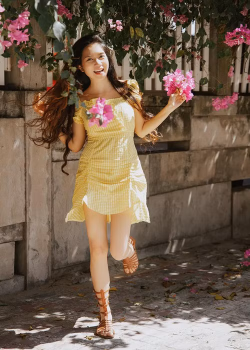 Ngày chưa lập gia đình, bà xã của Lý Hải được ngưỡng mộ bởi nhan sắc hot girl cùng thành tích học tập đáng nể.