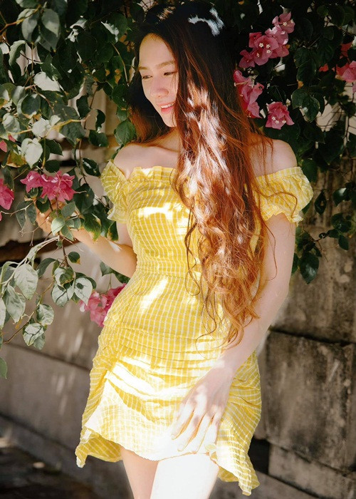 Bà xã kém 17 tuổi của Lý Hải được khen ngợi vẫn trẻ đẹp như thời gái còn son.