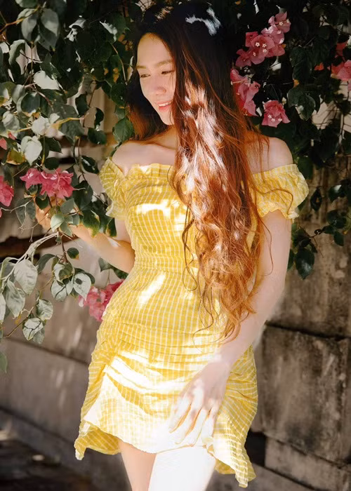 Bà xã kém 17 tuổi của Lý Hải được khen ngợi vẫn trẻ đẹp như thời gái còn son.