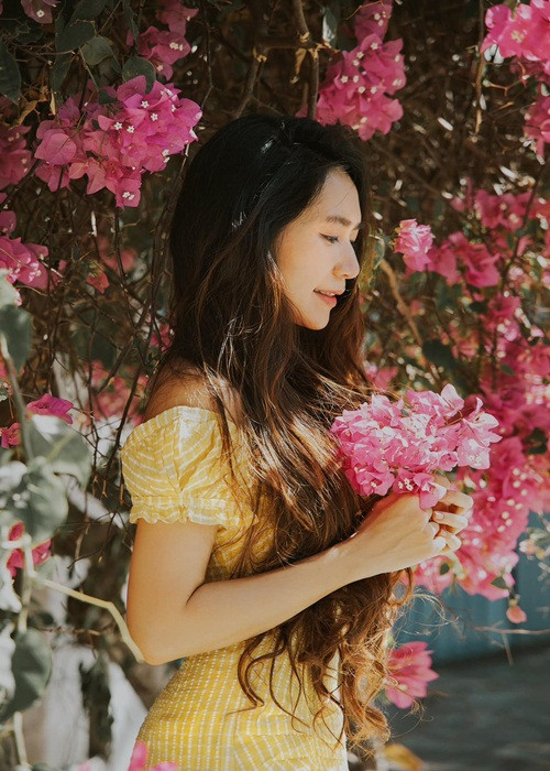 Bà mẹ 4 con trẻ trung, xinh đẹp bên hoa giấy.