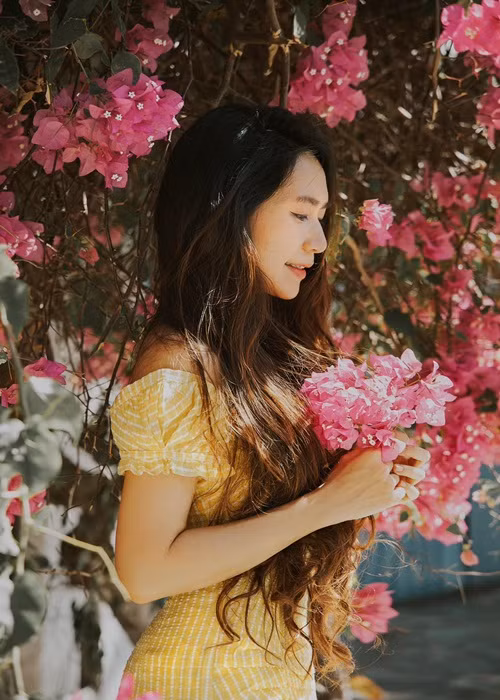 Bà mẹ 4 con trẻ trung, xinh đẹp bên hoa giấy.