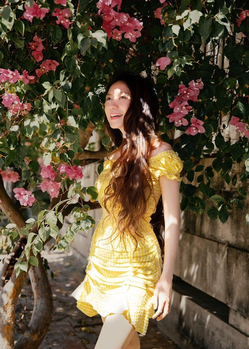 Với vai trò nhà sản xuất series "Lật mặt", Minh Hà luôn sẵn sàng cho việc ông xã "chơi ngông". "Tôi biết anh ấy muốn làm mọi thứ tốt nhất cho phim, do đó, anh cần đốt nhà hay đốt xe tôi đều ủng hộ, không ngại chi tiền", cô nói.