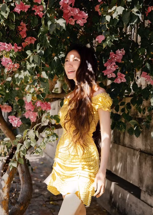 Với vai trò nhà sản xuất series "Lật mặt", Minh Hà luôn sẵn sàng cho việc ông xã "chơi ngông". "Tôi biết anh ấy muốn làm mọi thứ tốt nhất cho phim, do đó, anh cần đốt nhà hay đốt xe tôi đều ủng hộ, không ngại chi tiền", cô nói.