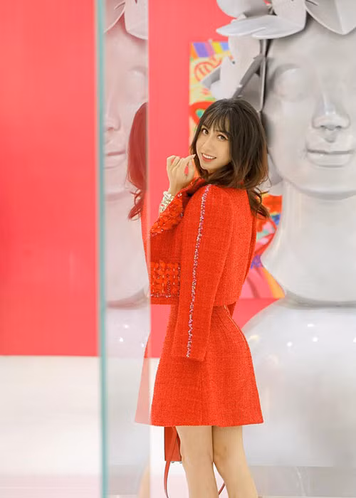 Lynk Lee chuyển giới vào năm 2019. Cô đã sửa mắt, mũi, tiêm má baby, gọt hàm, hạ đường chân tóc, trượt cằm và nâng ngực.