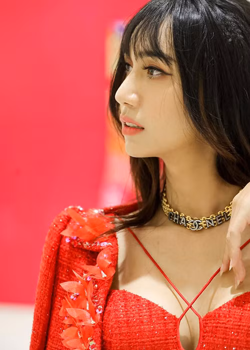 Tuy nhiên, vẫn có một số ý kiến trái chiều về ngoại hình của Lynk Lee. Về phần mình, nữ ca sĩ chuyển giới đáp trả nhẹ nhàng.