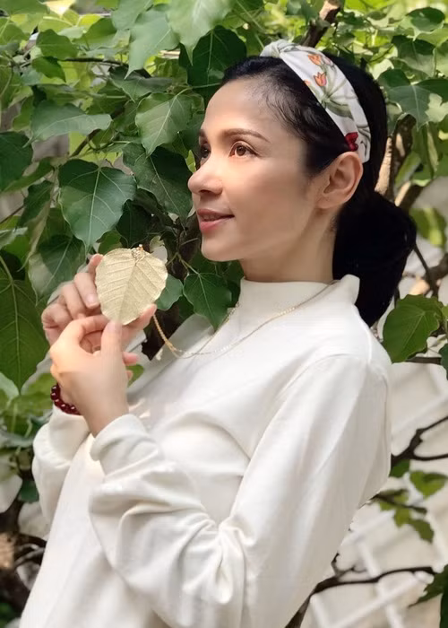 "Nữ hoàng phim mì ăn liền" chọn sống ở một căn nhà có khu vườn 2.500m2 trồng nhiều rau, cây trái ở Bình Dương, xa chốn Sài thành nhiều xô bồ. Ngoài ra, cô có thói quen ăn chay trường.