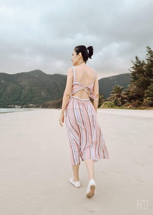 Hình ảnh Việt Trinh gợi cảm, trẻ trung ở tuổi 49.