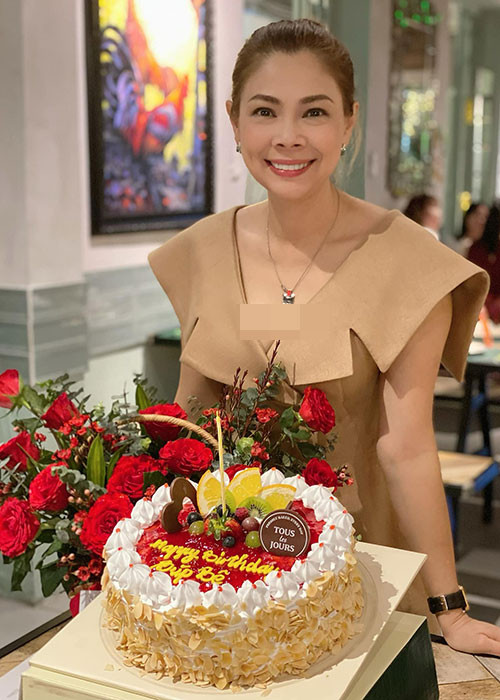 Thanh Thảo lại nhận được món quà tinh thần rất lớn từ ông xã. Cô chia sẻ trên Ngôi sao: " Anh ấy đã sắp xếp thời gian để qua Việt Nam thăm tôi và con gái. Tôi rất hạnh phúc vì sự hy sinh này, vì anh phải gác lại nhiều công việc. Chưa kể việc phải cách ly suốt hai tuần thực sự là điều không tưởng với một người bận rộn và thích hoạt động thể thao như anh. Tôi tin rằng phải yêu tôi và con nhiều lắm, anh mới vượt qua được những khó khăn đó".