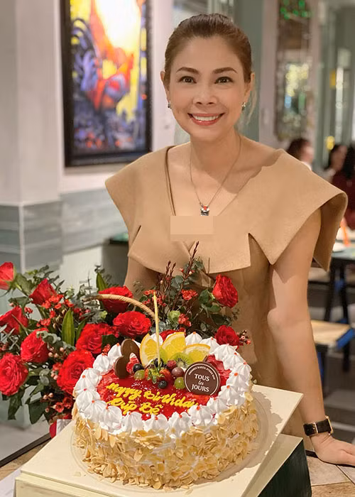 Thanh Thảo lại nhận được món quà tinh thần rất lớn từ ông xã. Cô chia sẻ trên Ngôi sao: " Anh ấy đã sắp xếp thời gian để qua Việt Nam thăm tôi và con gái. Tôi rất hạnh phúc vì sự hy sinh này, vì anh phải gác lại nhiều công việc. Chưa kể việc phải cách ly suốt hai tuần thực sự là điều không tưởng với một người bận rộn và thích hoạt động thể thao như anh. Tôi tin rằng phải yêu tôi và con nhiều lắm, anh mới vượt qua được những khó khăn đó".