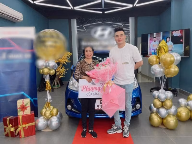 Về phía sao nam Việt, người gửi lời chúc mừng ý nghĩa, người mạnh tay chi tiền mua quà tặng mẹ, vợ. Lê Dương Bảo Lâm tặng mẹ ruột chiếc xe hơi hơn 400 triệu.