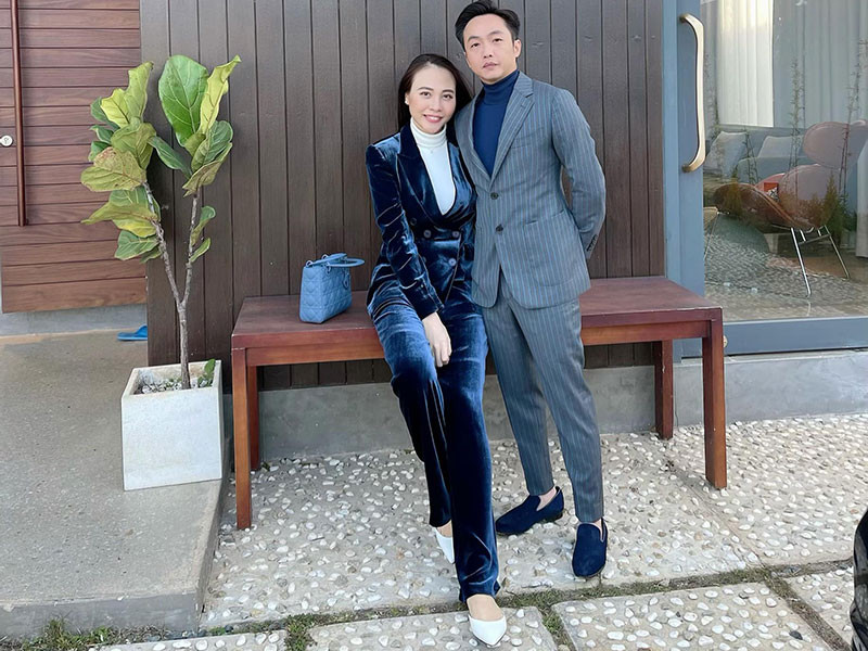 Đàm Thu Trang thường xuyên được ông xã tặng quà khủng. Dịp 8/3, cô nhận được chiếc đồng hồ hàng hiệu hơn 250 triệu từ Cường Đô la.