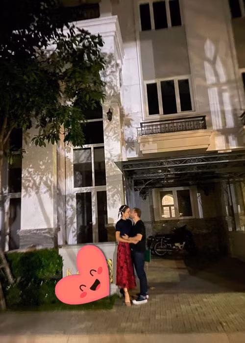 Bảo Trúc khoe ảnh bên ông xã ngoại quốc tại căn biệt thự mới. Không chỉ Bảo Trúc, nhiều sao Việt khác cũng được tặng quà khủng ngày 8/3.