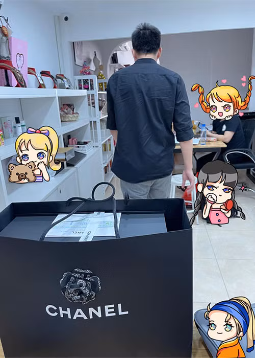 Bà mẹ 3 con chia sẻ hình ảnh ông xã nhanh chóng rời đi sau khi tặng quà 8/3.