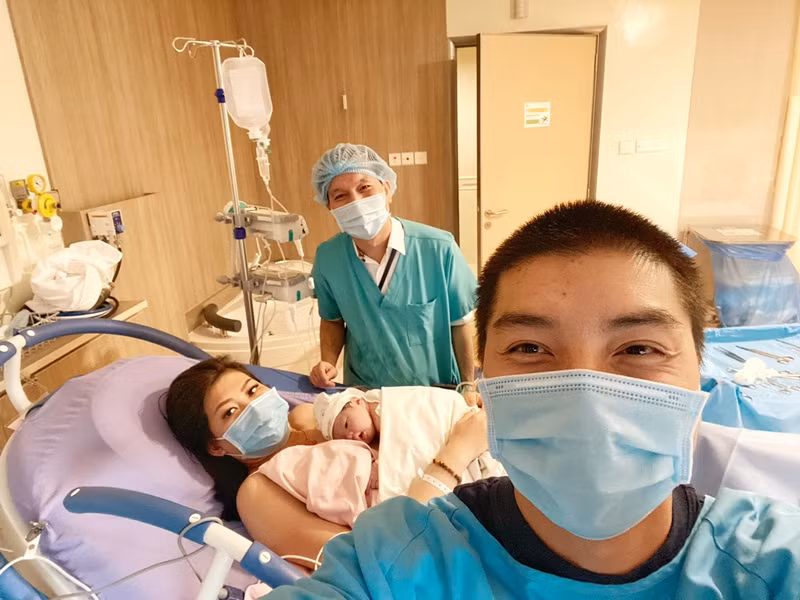 Ngọc Trai ở bên vợ trong lúc cô sinh con gái thứ hai.