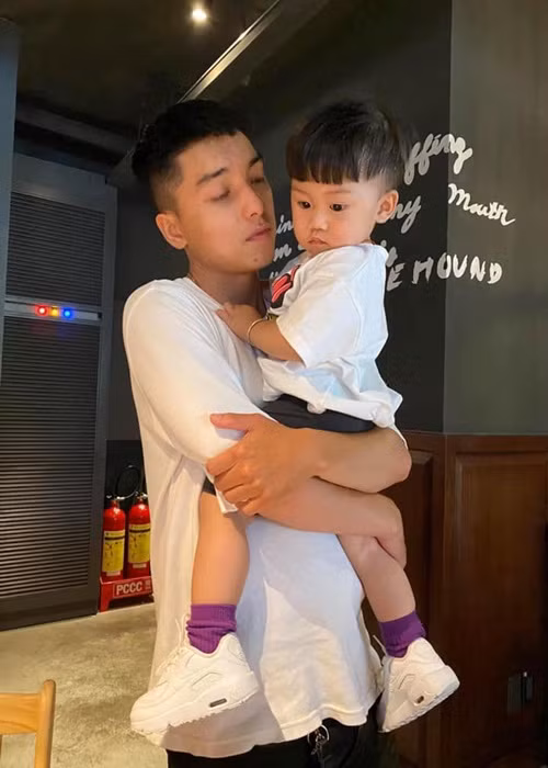 Thông tin nam diễn viên Ngọc Trai triệt sản sau khi có 2 con đang nhận được sự chú ý của nhiều khán giả. Trước Ngọc Trai, ca sĩ Hoàng Bách cũng quyết định triệt sản vì thương vợ.