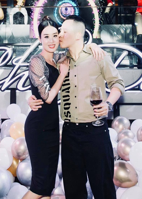 Trong mắt Khắc Tiệp, Minh Phương: “Khéo léo trong cách sống, biết dung hòa các mối quan hệ và cẩn trọng trong giao tiếp”. Trong đêm hội chân dài cuối cùng ông bầu gửi lời cảm ơn đến Minh Phương đầu tiên.