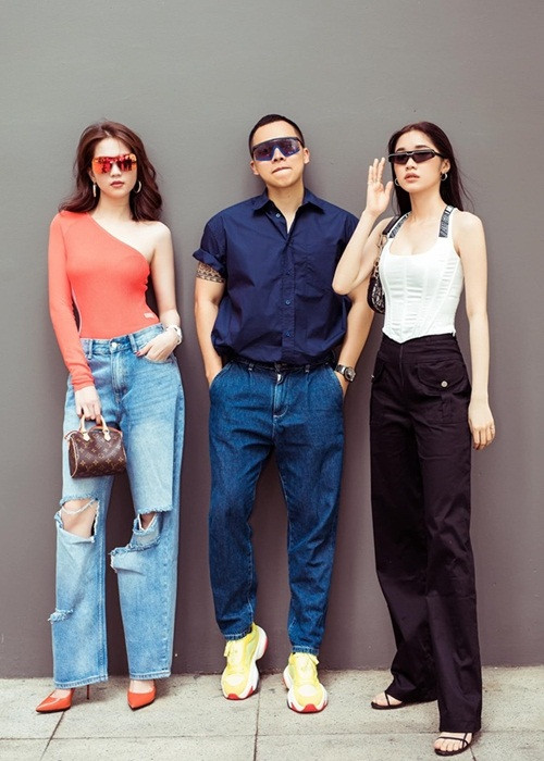 Quỳnh Hương được Khắc Tiệp tích cực lăng xê trong những năm gần đây. Theo Ngôi sao, hiện tại, cô là người duy nhất còn được ông bầu hỗ trợ. Quỳnh Hương gọi Khắc Tiệp là sếp và xem anh như người thân.